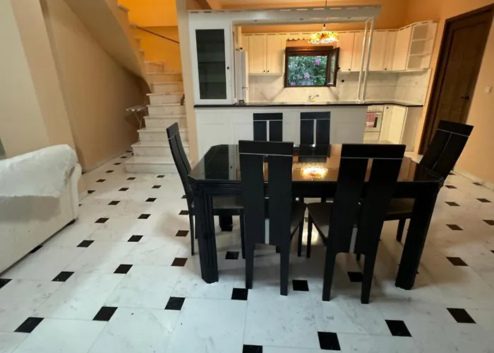 بيت للعطل Mani Spot In Almiro