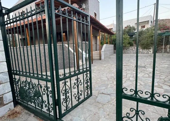 بيت للعطل Mani Spot In Almiro